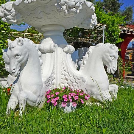 Villa Fofo - Beautiful Sea Front Villa With 650M2 Garden Nea Kallikrateia Bagian luar foto