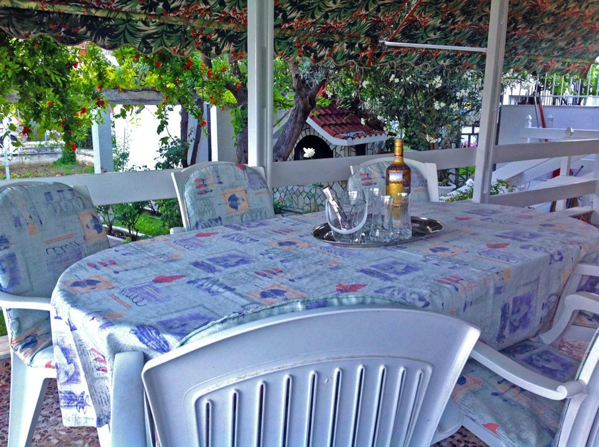 Villa Fofo - Beautiful Sea Front Villa With 650M2 Garden Nea Kallikrateia Bagian luar foto