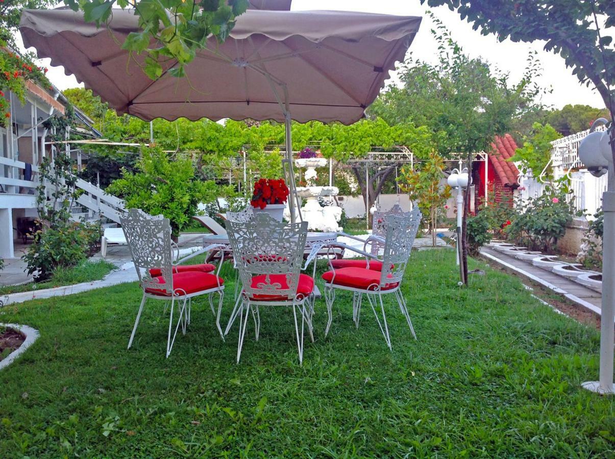 Villa Fofo - Beautiful Sea Front Villa With 650M2 Garden Nea Kallikrateia Bagian luar foto