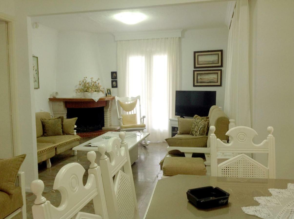 Villa Fofo - Beautiful Sea Front Villa With 650M2 Garden Nea Kallikrateia Bagian luar foto
