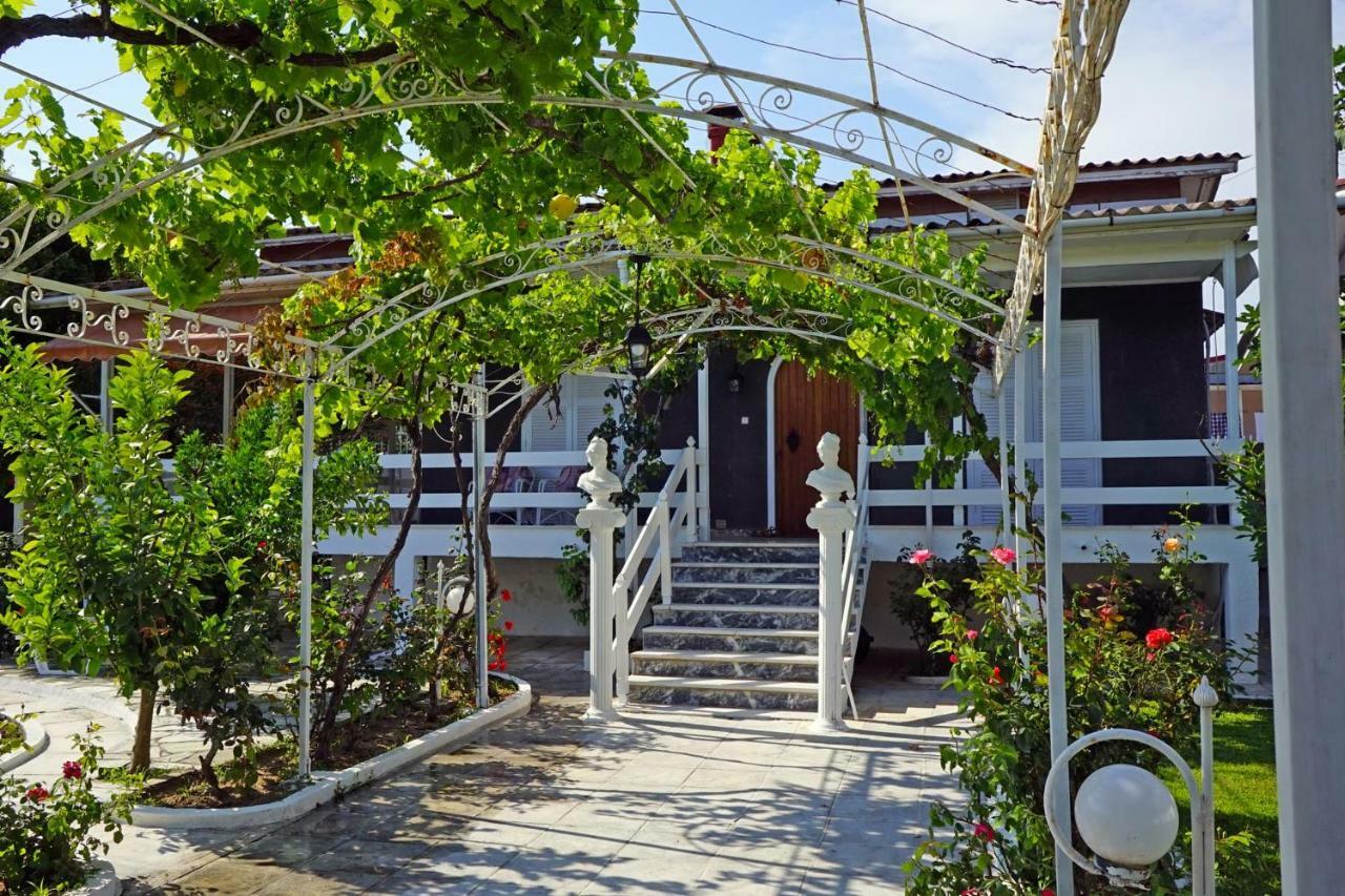 Villa Fofo - Beautiful Sea Front Villa With 650M2 Garden Nea Kallikrateia Bagian luar foto