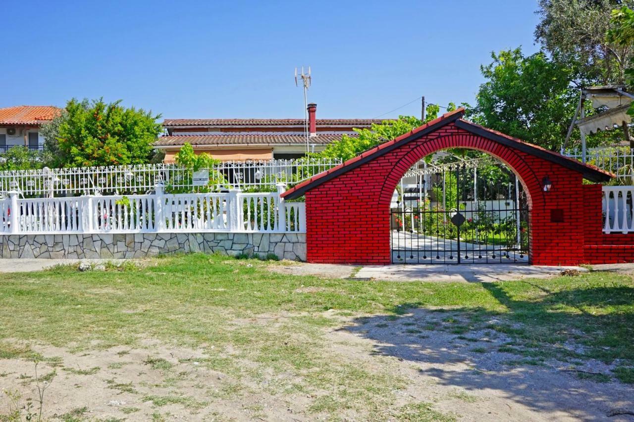 Villa Fofo - Beautiful Sea Front Villa With 650M2 Garden Nea Kallikrateia Bagian luar foto