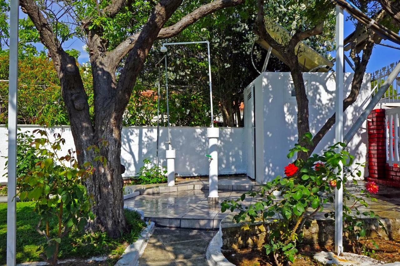 Villa Fofo - Beautiful Sea Front Villa With 650M2 Garden Nea Kallikrateia Bagian luar foto