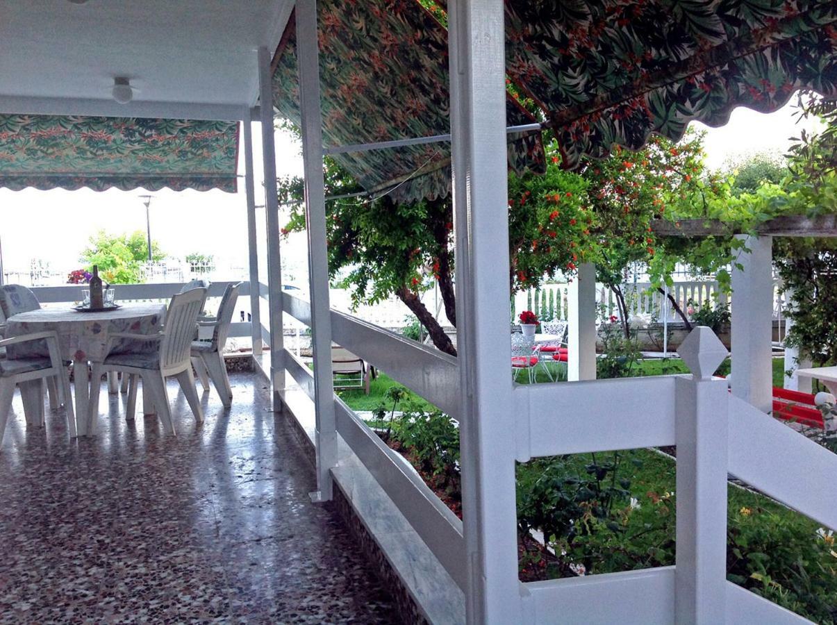 Villa Fofo - Beautiful Sea Front Villa With 650M2 Garden Nea Kallikrateia Bagian luar foto