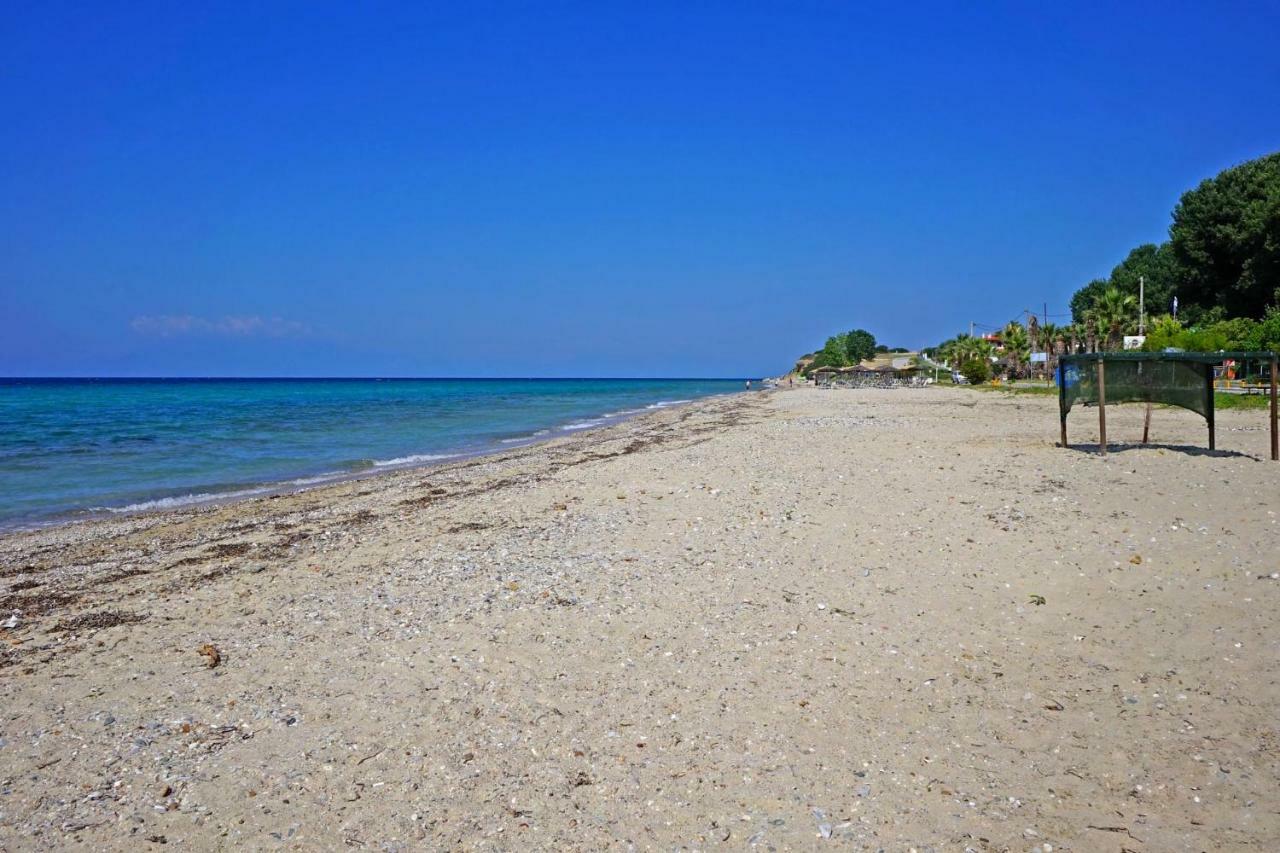 Villa Fofo - Beautiful Sea Front Villa With 650M2 Garden Nea Kallikrateia Bagian luar foto