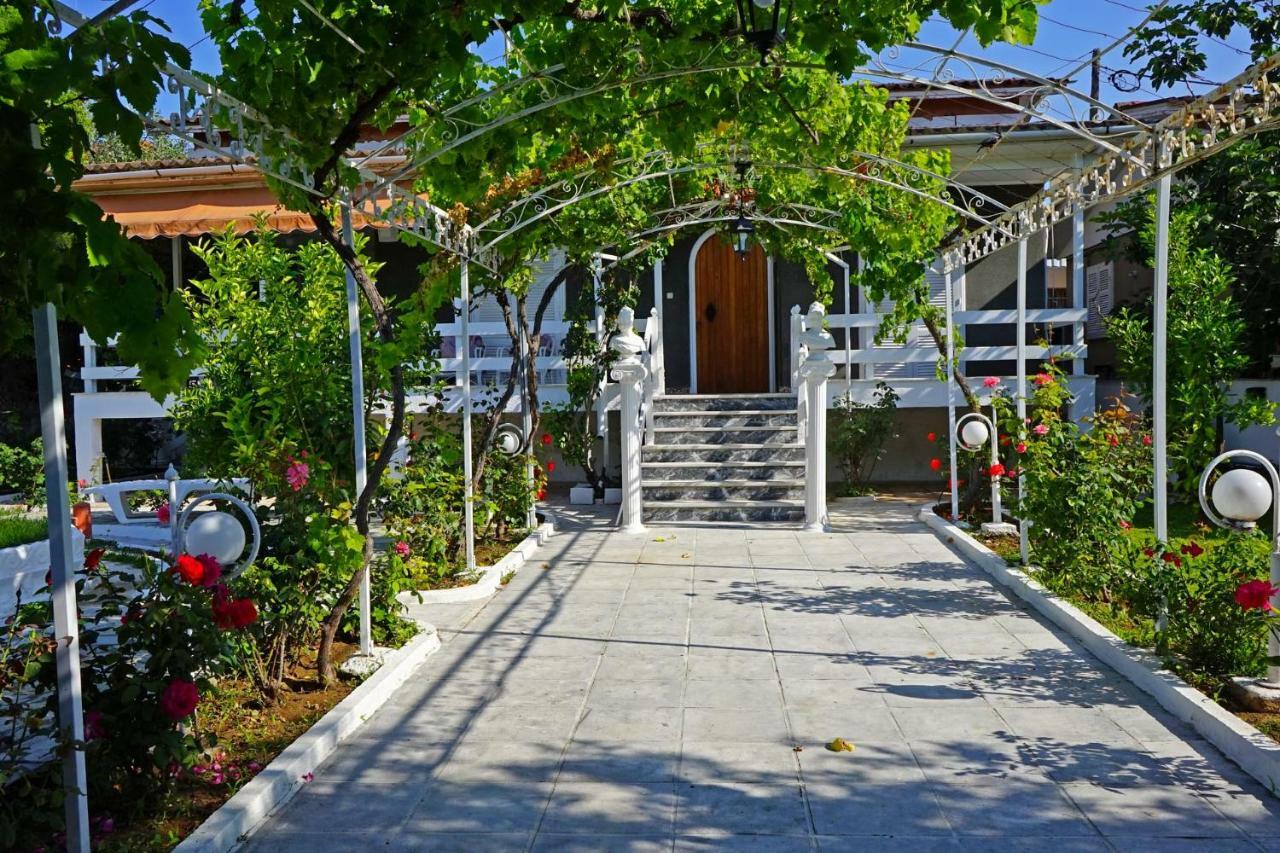 Villa Fofo - Beautiful Sea Front Villa With 650M2 Garden Nea Kallikrateia Bagian luar foto
