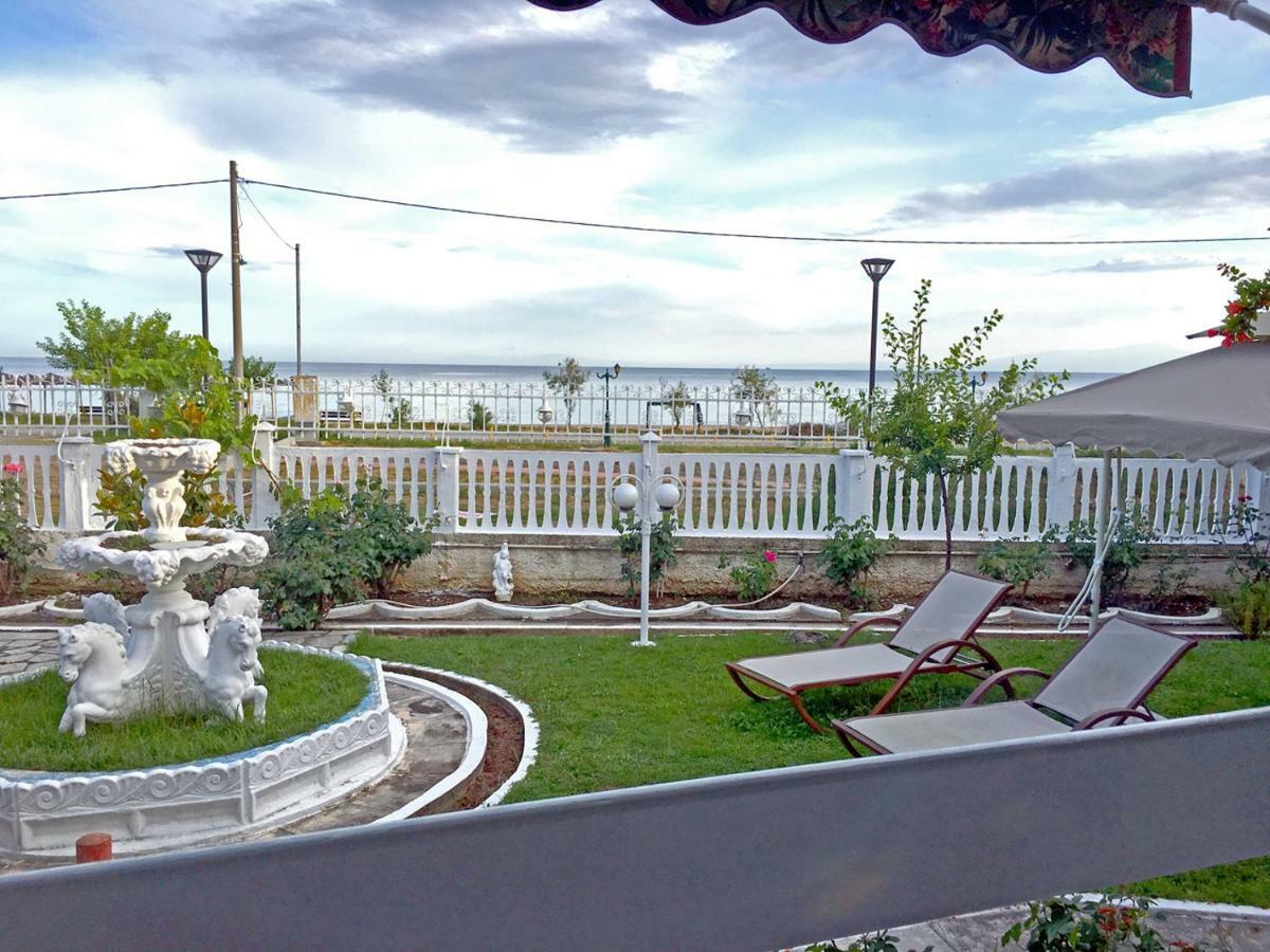 Villa Fofo - Beautiful Sea Front Villa With 650M2 Garden Nea Kallikrateia Bagian luar foto